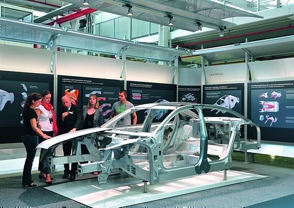 Auf dem neuen Besucherweg durch die A8-Produktion zeigt die AUDI AG Leichtbaukompetenz mit dem Audi Space Frame.